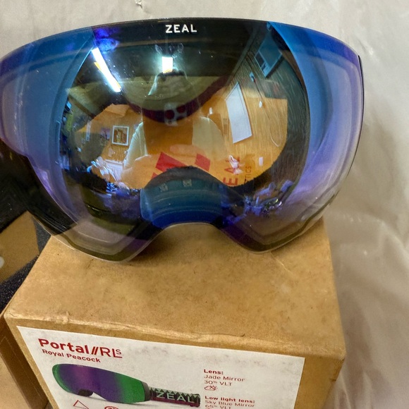 Zeal Blue Ski Goggles with 2 lenses - Picture 7 of 9